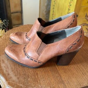 EUC Variegated Dark Tan Leather Naturalizer Ankle Shoe/Booties Stitched Accents
